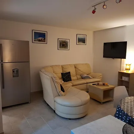 Independent F2 Pool Sauna Garden Semesterbostad